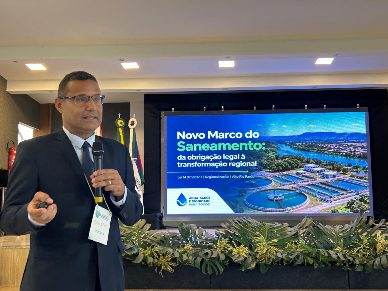 Dinilton Pereira da Costa em palestra sobre o Novo Marco do Saneamento